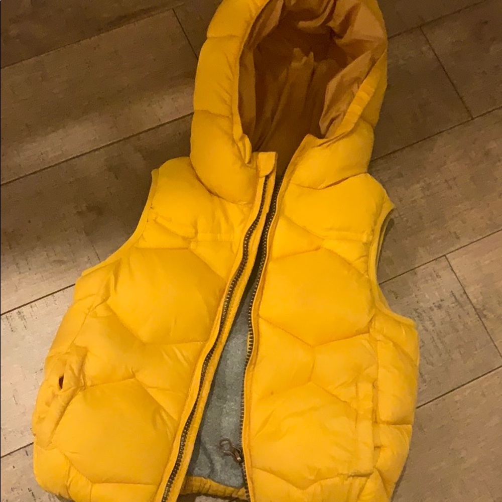 Zara puffer vest. Yellow 2/3 years